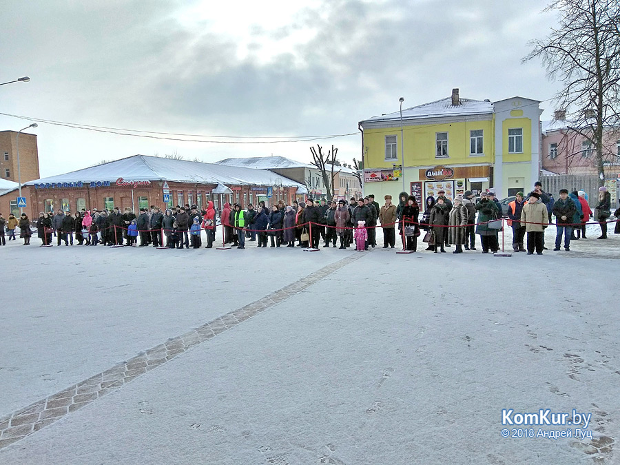Цветы на мраморе и парад на площади: Бобруйск поздравляет защитников Отечества