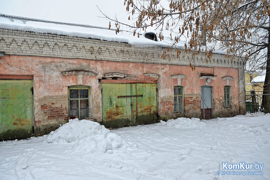 Горшки на педалях, или Творчество в столетней конюшне