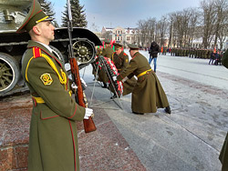 Цветы на мраморе и парад на площади: Бобруйск поздравляет защитников Отечества
