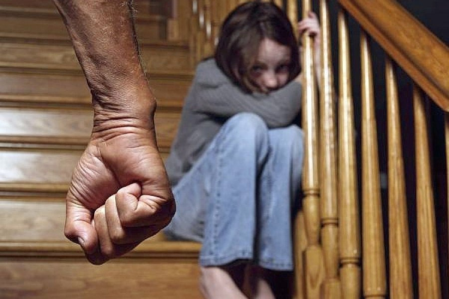 Бобруйчанин на протяжении нескольких лет насиловал несовершеннолетнюю дочь