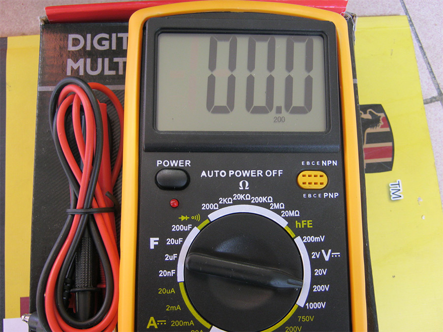 «Коммерческий» на связи: Сколько вольт должно быть в розетке?