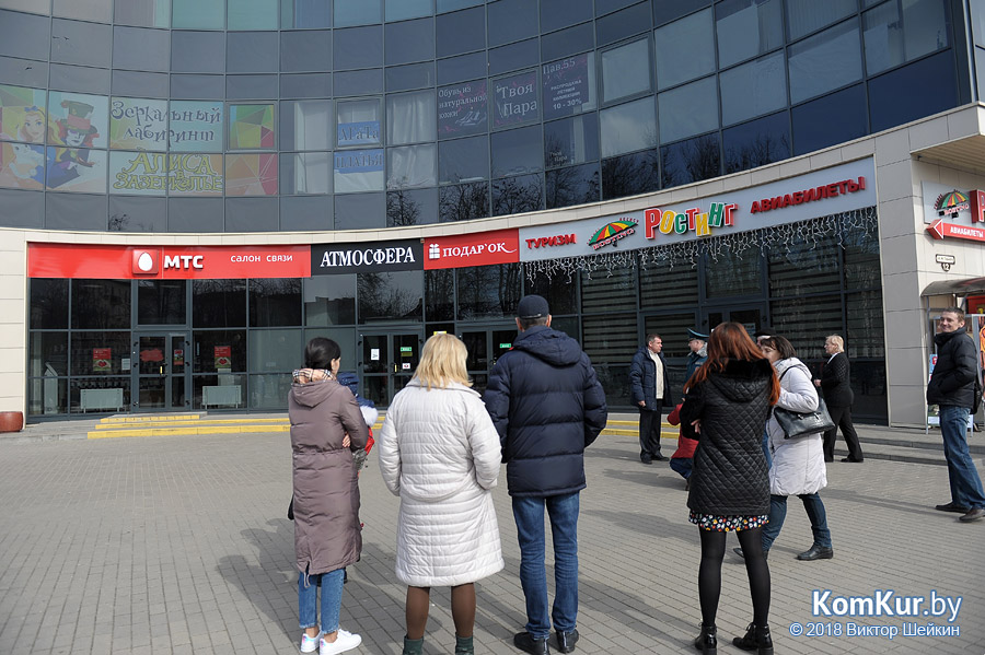 В крупном торговом центре Бобруйска тушили пожар