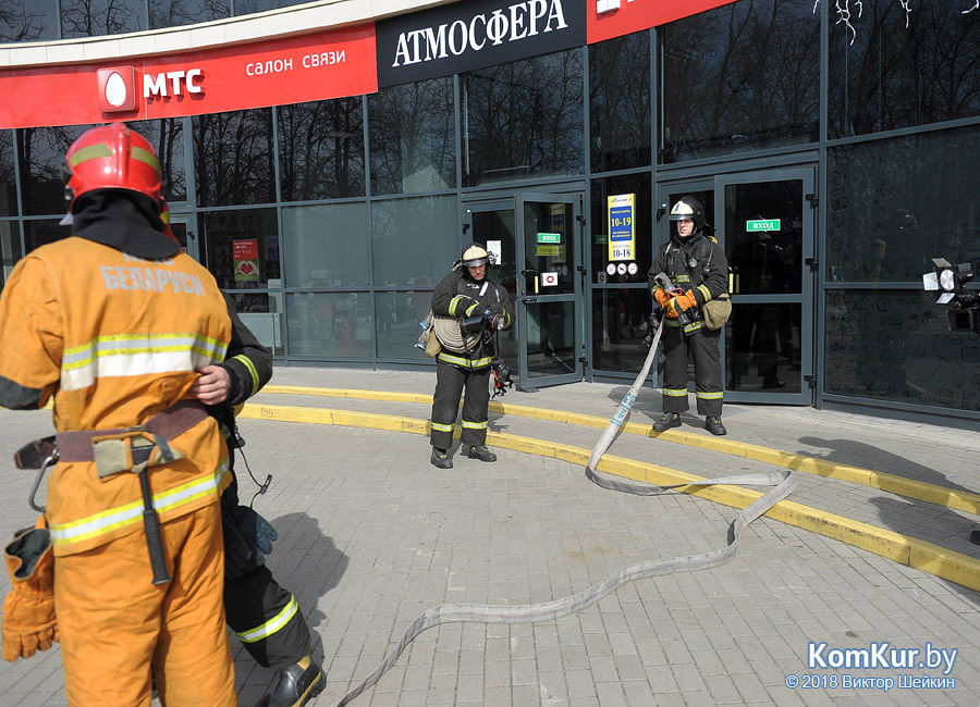 В крупном торговом центре Бобруйска тушили пожар