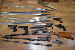 Ружья и пистолеты, ножи и сабли: операция «Арсенал» разоружила Бобруйск