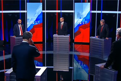 Собчак вылила на Жириновского стакан воды в ходе дебатов (+ВИДЕО)