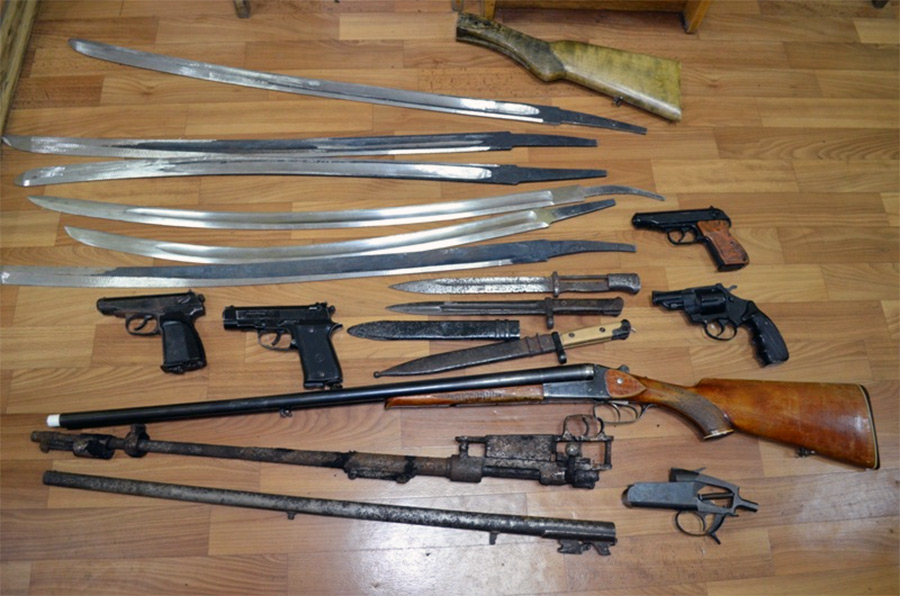 Ружья и пистолеты, ножи и сабли: операция «Арсенал» разоружила Бобруйск