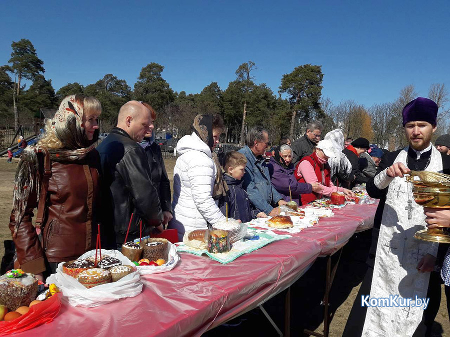 Православные бобруйчане освящают куличи и пасхальные яйца