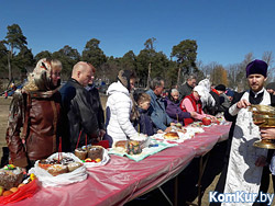 Православные бобруйчане освящают куличи, пасхи и яйца (добавлено много фото)