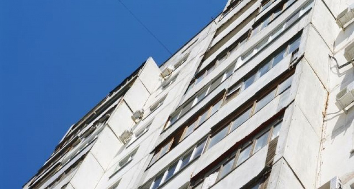В Бобруйске из окна шестого этажа упал мужчина