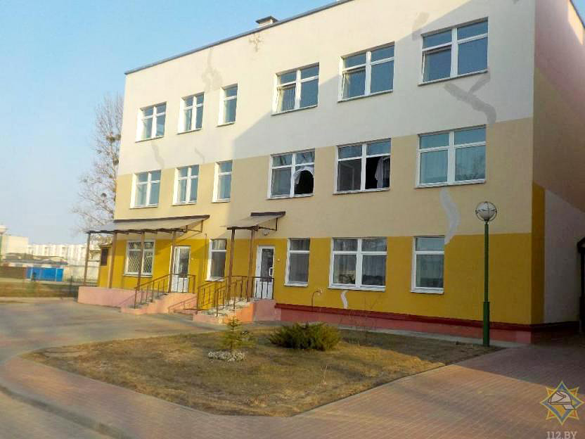 12 апреля в детском саду №82 Бобруйска произошел пожар. Возгорание случилось в 17.30 на втором этаже в помещении физиотерапевтического кабинета. Сработала система передачи извещения о ЧС «Молния».