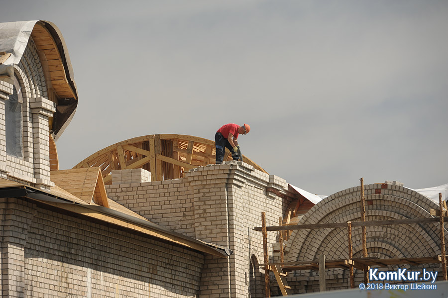 Строящийся храм на улице Минской увенчан куполом и крестом