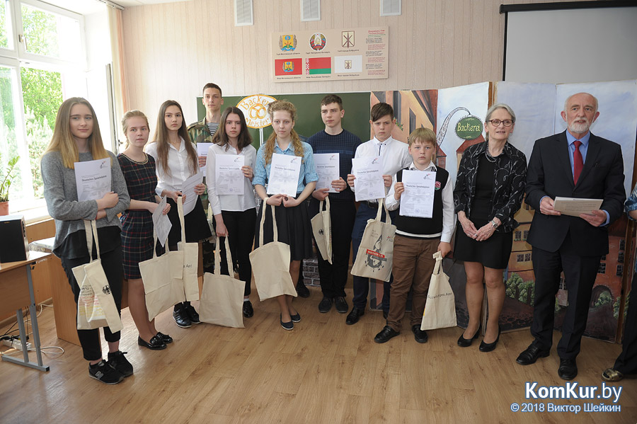 Бобруйские школьники получили дипломы международного образца