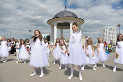 Семейный праздник «Под родительским крылом» в Молодежном парке (Фоторепортаж)