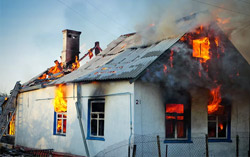 Сожитель вытащил женщину из горящего дома