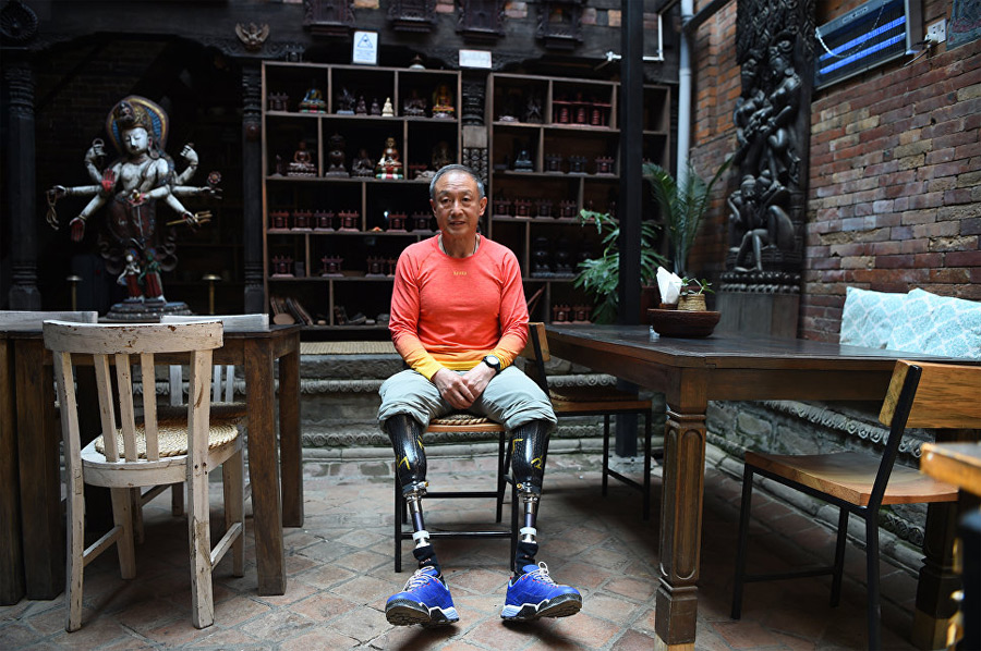 Китайский пенсионер стал первым безногим альпинистом, покорившим Эверест