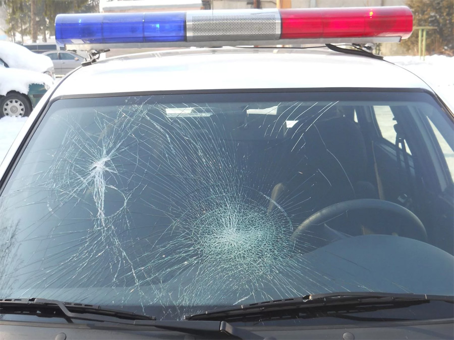 В Дзержинском районе женщина ногой разбила лобовое стекло автомобиля ГАИ