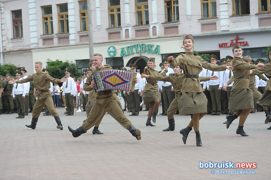 Митинг, посвященный 74-й годовщине освобождения Бобруйска от немецко-фашистских захватчиков.