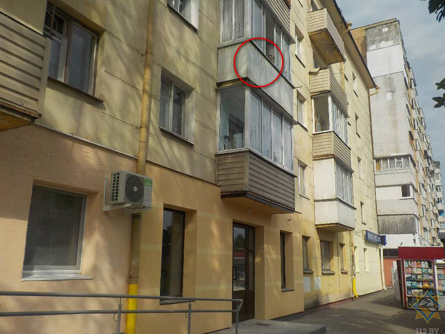 В Бобруйске семилетняя девочка чуть не упала с третьего этажа