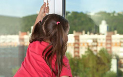 Как уберечь ребенка от падения из окна: способы защиты окон
