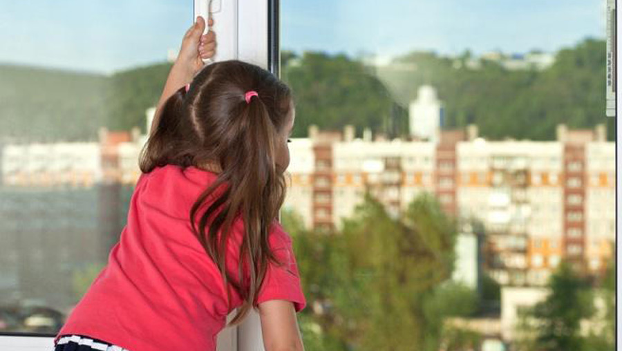 Как уберечь ребенка от падения из окна: способы защиты окон
