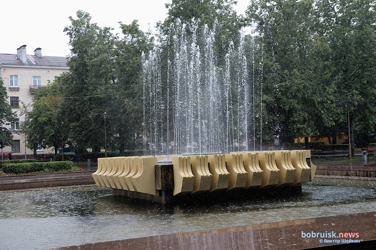 Бобруйским фонтанам дождь – не помеха!