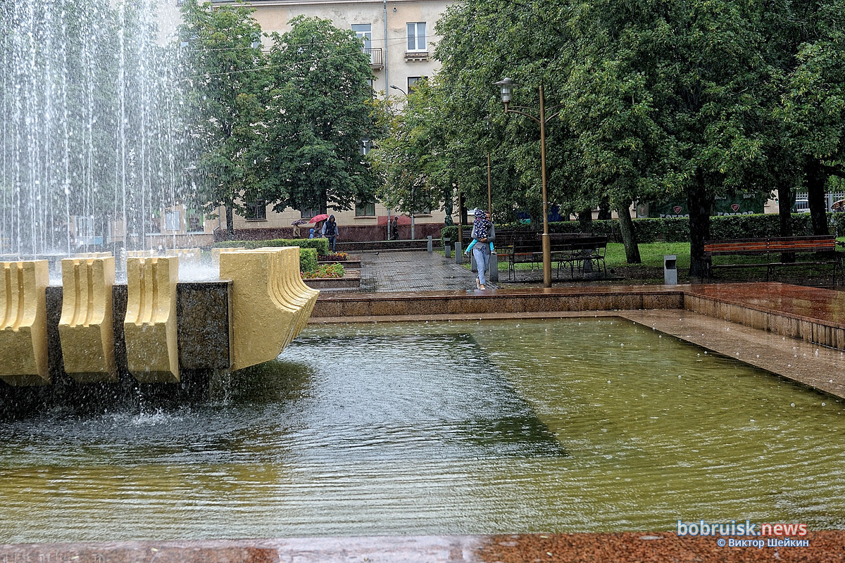 Бобруйским фонтанам дождь – не помеха!