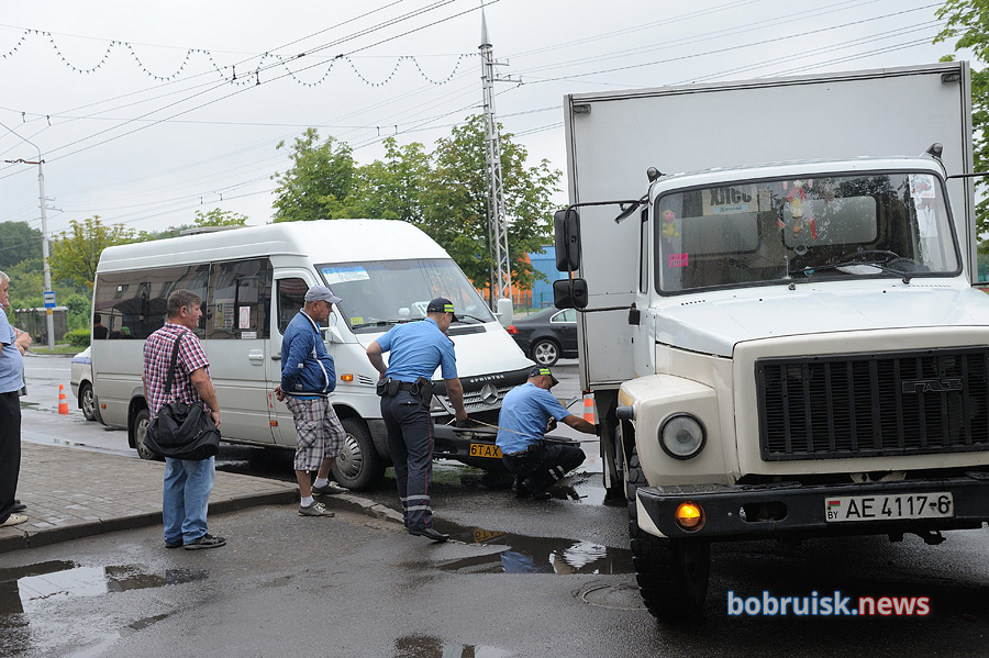 В Бобруйске маршрутка врезалась в автомобиль ГАЗ