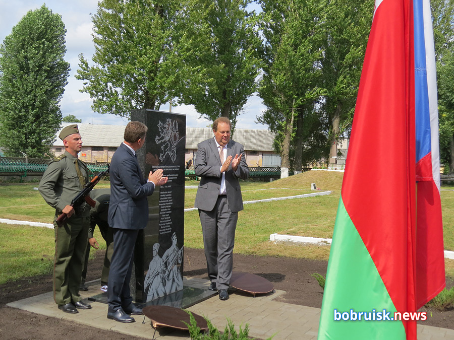 Открыли памятник на военном кладбище в Бобруйске