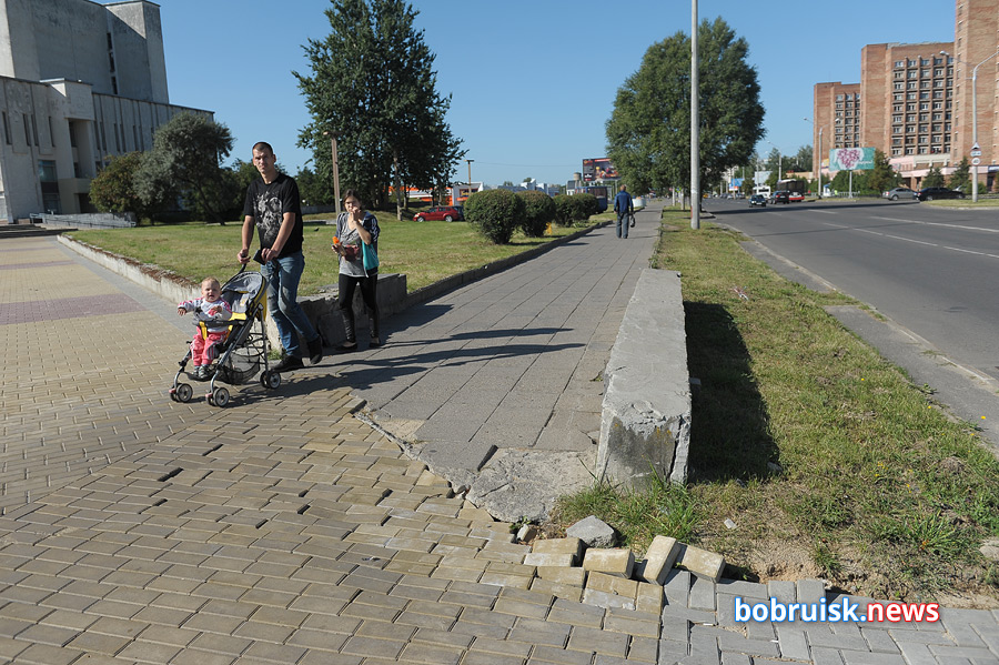 Площадка возле Дворца искусств в Бобруйске — ремонт заглох?