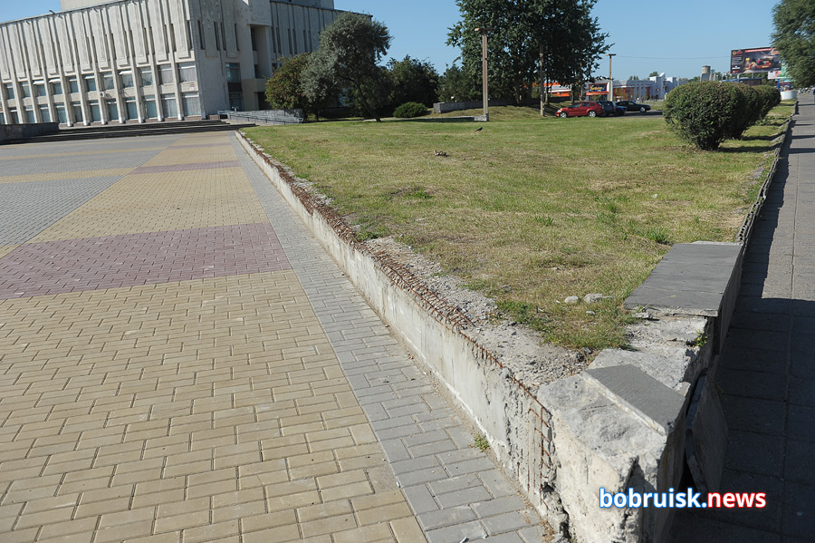 Площадка возле Дворца искусств в Бобруйске — ремонт заглох?