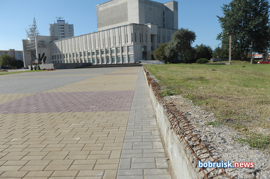 Площадка возле Дворца искусств в Бобруйске — ремонт заглох?