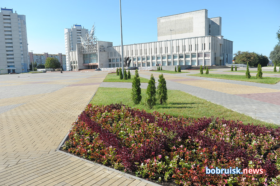 Площадка возле Дворца искусств в Бобруйске — ремонт заглох?