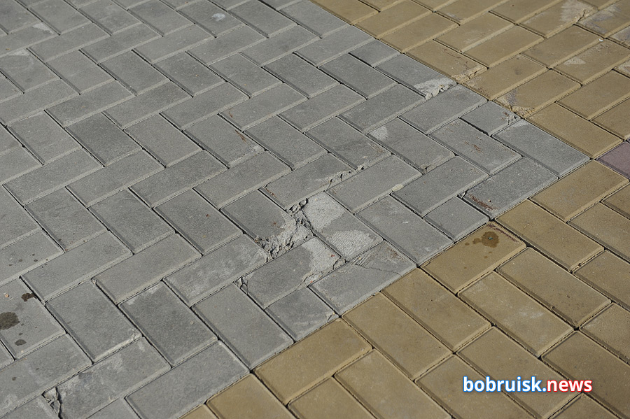 Площадка возле Дворца искусств в Бобруйске — ремонт заглох?