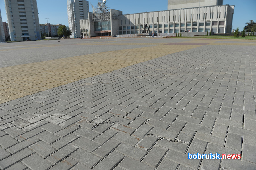 Площадка возле Дворца искусств в Бобруйске — ремонт заглох?