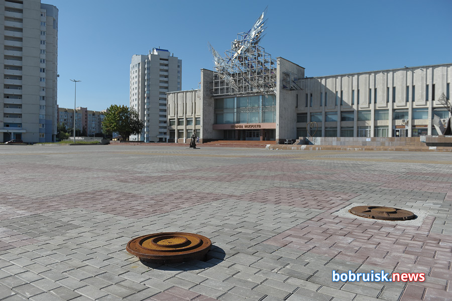 Площадка возле Дворца искусств в Бобруйске — ремонт заглох?