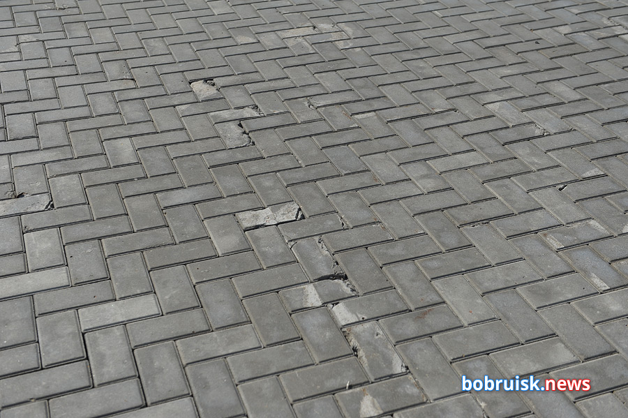 Площадка возле Дворца искусств в Бобруйске — ремонт заглох?