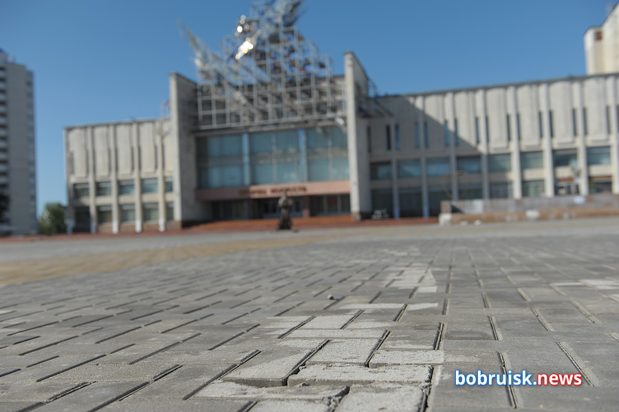 Площадка возле Дворца искусств в Бобруйске — ремонт заглох?