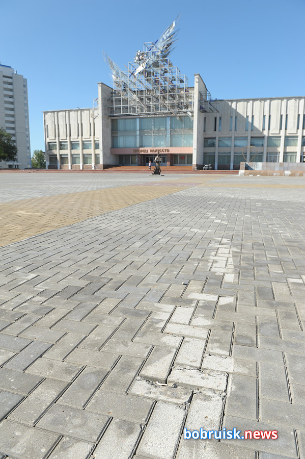 Площадка возле Дворца искусств в Бобруйске — ремонт заглох?