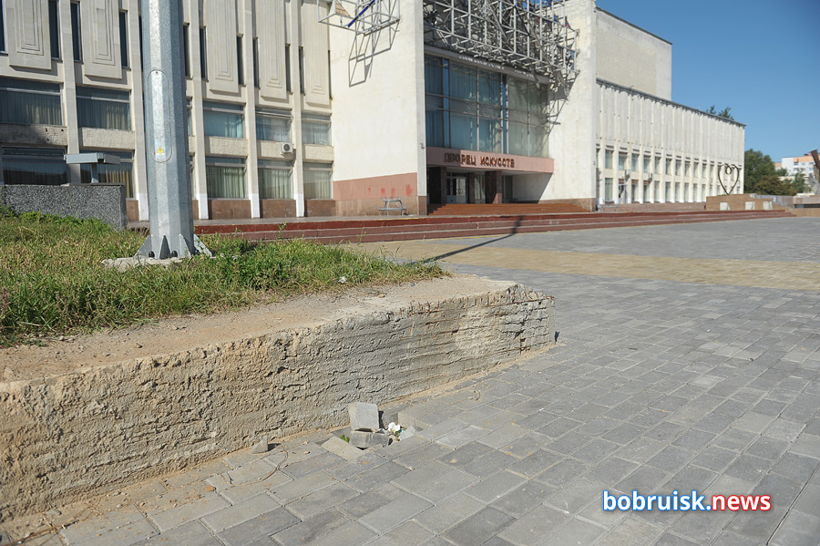 Площадка возле Дворца искусств в Бобруйске — ремонт заглох?