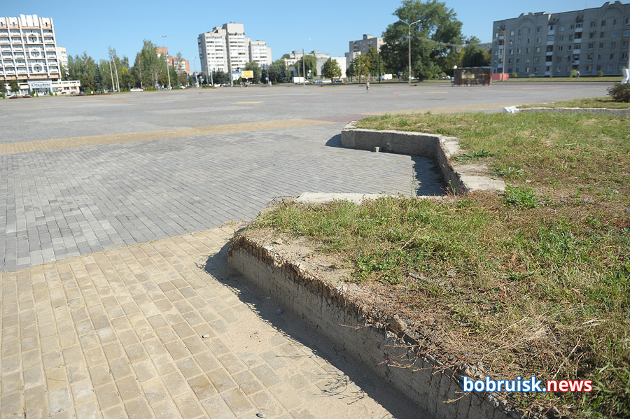 Площадка возле Дворца искусств в Бобруйске — ремонт заглох?
