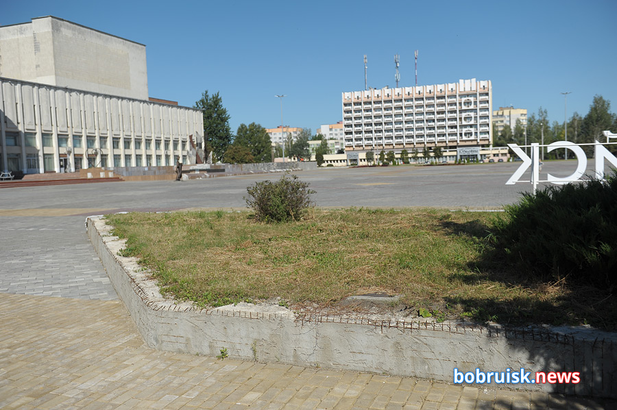 Площадка возле Дворца искусств в Бобруйске — ремонт заглох?