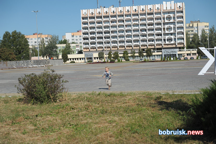 Площадка возле Дворца искусств в Бобруйске — ремонт заглох?
