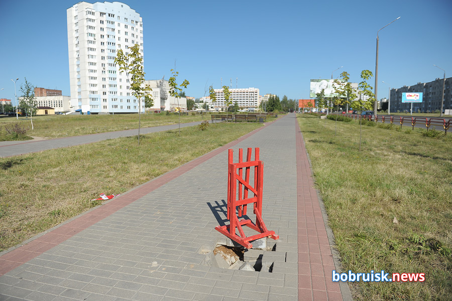 Площадка возле Дворца искусств в Бобруйске — ремонт заглох?