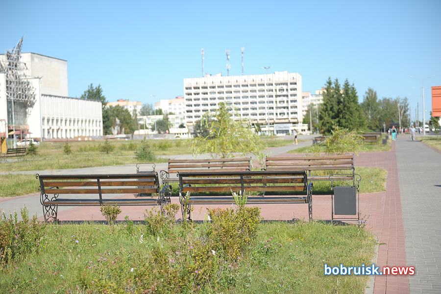 Площадка возле Дворца искусств в Бобруйске — ремонт заглох?