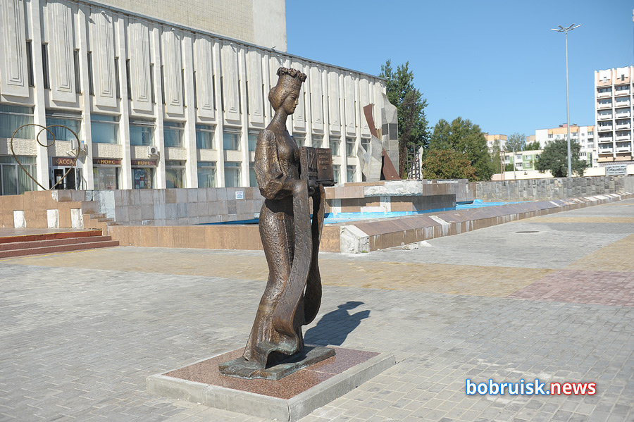 Площадка возле Дворца искусств в Бобруйске — ремонт заглох?