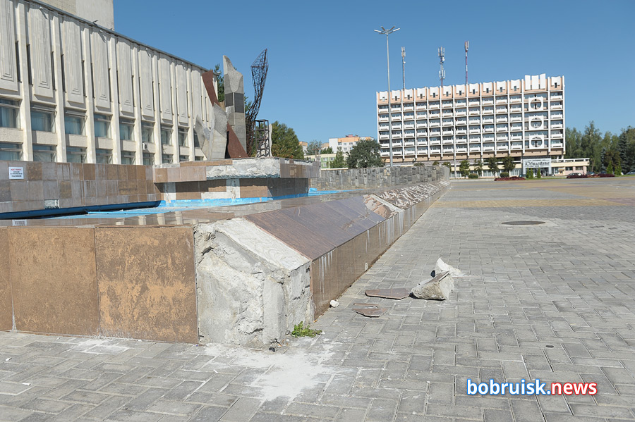 Площадка возле Дворца искусств в Бобруйске — ремонт заглох?