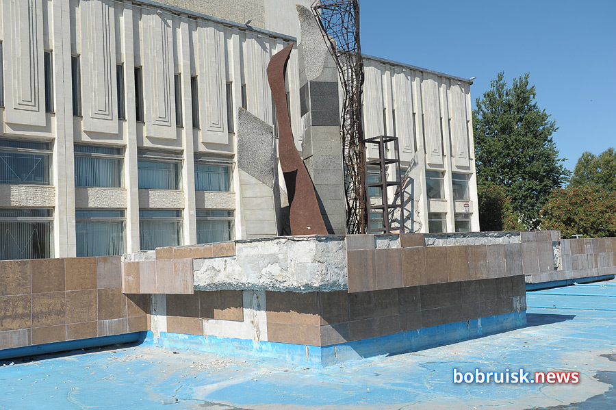 Площадка возле Дворца искусств в Бобруйске — ремонт заглох?