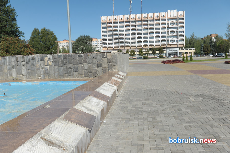 Площадка возле Дворца искусств в Бобруйске — ремонт заглох?