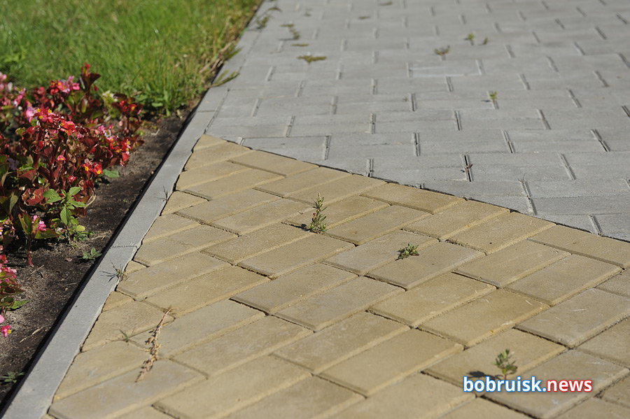 Площадка возле Дворца искусств в Бобруйске — ремонт заглох?