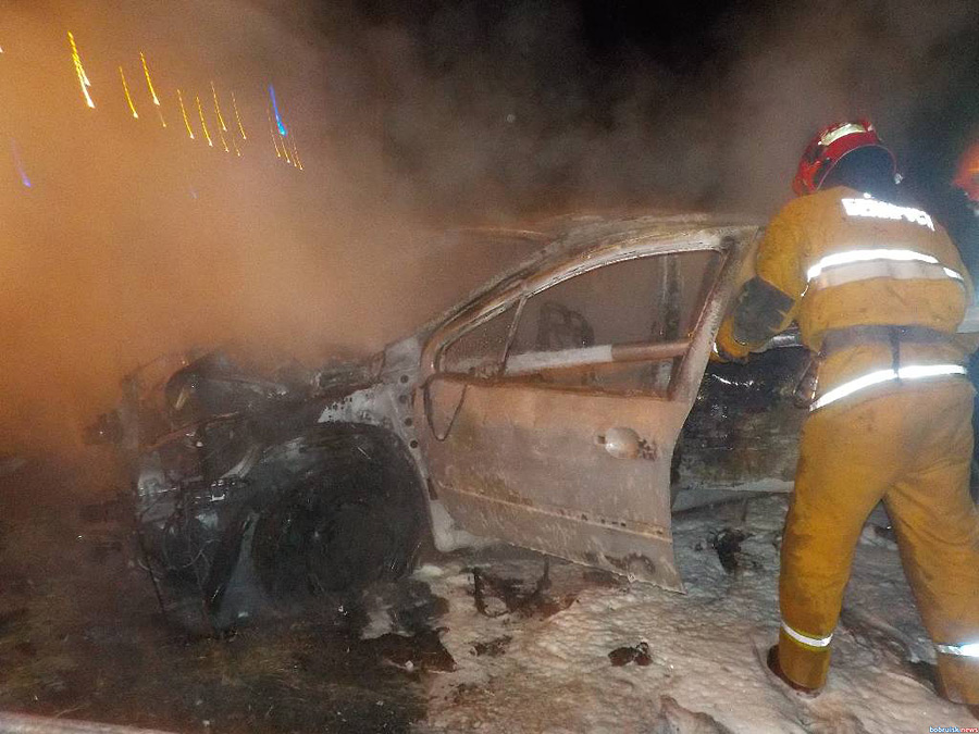 Возле автовокзала «Бобруйск» горела машина с тремя молодыми людьми